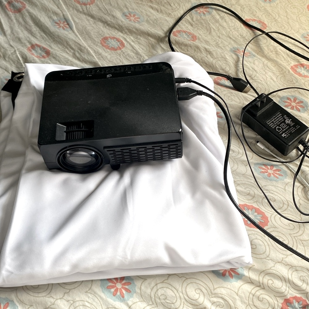 GPX Video Projector With White Screen and HDMI Cable